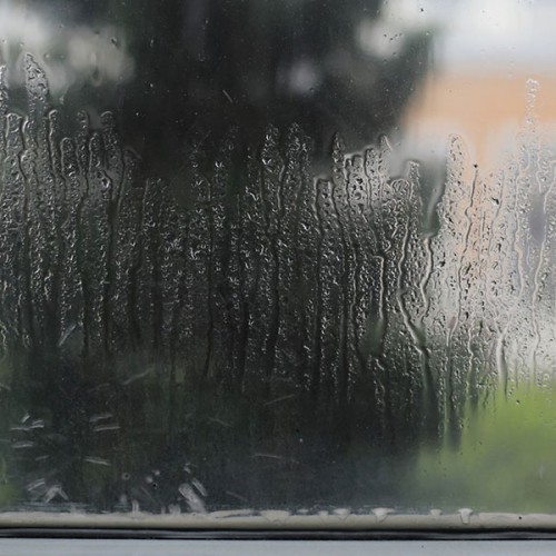 Découvrez les principaux problèmes d’infiltration d’air et d’humidité dans les fenêtres ainsi que leurs solutions.